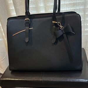 Elegant Black Handbag with Bow Accent
